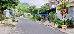 [ sát trạm đăng kiểm, sẵn nhà 3 tầng _ ô tô ổn áp ] *cách biển hòn chồng : 2km *giá : 3,9 tỷ