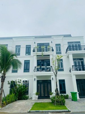 villa sân golf cần bán lại. diện tích: 84m² (6x14). giá: 2.750 tỷ giá 100% giá chốt