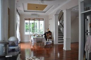 bán căn hộ chung cư n09 đtm dịch vọng 123m2 có 3pn - 2wc căn góc, nhà có đồ cơ bản, giá 8.x tỷ