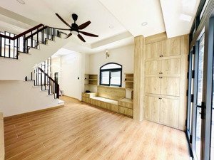 căn góc 2 mặt tiền chính và phụ hẽm
mặt tiền kinh doanh đa ngành nghề
khu mua bán kinh doanh cực kỳ