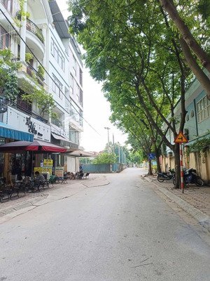 phân lô - sổ vuông đẹp - vỉa hè khủng kinh doanh đa dạng - thang máy - ô tô dừng đỗ ngày đêm