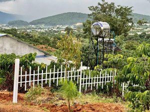 đất ven thành phố đà lạt . sổ hồng 354m2 . có 300m2 đất xây dựng . giá 980 triệu