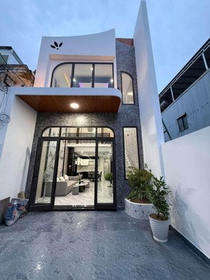 bán gấp nhà 1 trệt 1 lầu ngay chợ tân kiên 6x20m2 giá 800triệu/ 120m2,cho thuê 20 triệu/ tháng