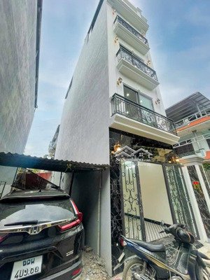 ô tô đỗ cửa nhà mới thiết kế hiện đại 6 phòng ngủ thoáng rộng gần chợ & các tiện ích lớn