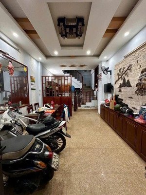 bán nhà hoàng cầu, dt 36m2, 5 tầng dân xây, 15m ra mặt phố, ngõ rộng thênh thang