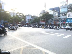 Cho thuê nhà cầu thang cuối nhà MT: 4,2m DT: 92m2 phố Tô Hiệu , vỉa hè rộng rãi.