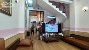 Nhà Đà Lạt, Nhà mặt tiền trung tâm Đà Lạt, đường lớn thích hợp an cư, gần công viên xanh