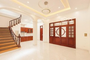 bán gấp nhà phố xuân thủy - 50m2 x 4 tầng x mặt tiền 7,7m - 10m ra phố ôtô tránh đỗ - lh 