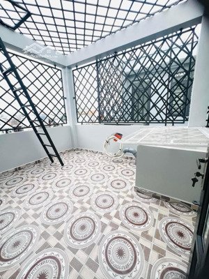 bán nhà 2 mặt tiền . 3 tầng btct, đường 10m, vĩa hè rộng