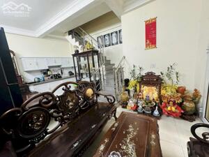 Cho thuê nhà ngõ Thịnh Hào 1 , Đống Đa, 40m2+sân, 3 tầng, 3 ngủ, 12tr