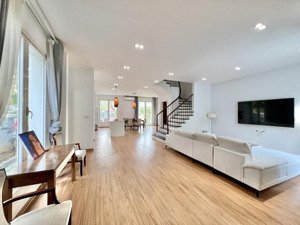 cho thuê biệt thự song lập vinhomes riverside đủ đồ, 4pn, sân vườn rộng. giá thuê 55tr 