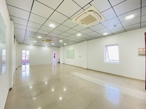 cho thuê np tại nguyễn gia thiều, 35 triệu, 70m2, mặt tiền 9m đẹp cực chất, lh: 