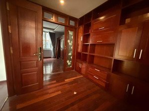 bán nhà quận long biên diện tích 160m2, mặt tiền 10m2, thiết kế 5 tầng, full nội thất. giá: 18 tỷ