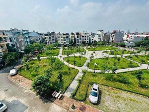 tái định cư giang biên hiếm lắm e mới có một mảnh đẹp như thế này, vỉa hè đường 22m siêu thoáng mát