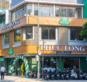 cho thuê nhà mặt phố trung hòa, mt lô góc 30m, dt 250m2x 5 tầng, view đẹp siêu phẩm