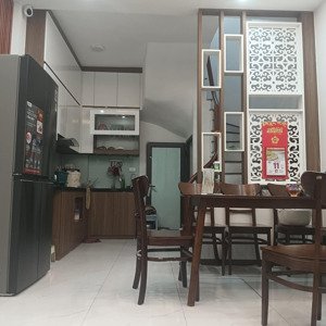 đại la, hai bà trưng. dt 33m² x 5 tầng, mt 3,2m, giá 6,6 tỷ. ngõ nông rộng, cách mặt phố 100m.