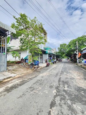 bán gấp lô đất trong kdc, diện tích 100m2, sổ sẵn, full thổ cư, đường 14m, cách kcn vsip 1 chỉ 1km
