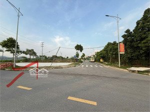 chính chủ tôi bán 240m đất kd siêu đẹp 3 mặt tiền, cổng kcn cn2 mới khởi công 23/6/2025. 