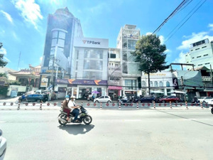 cho thuê nhà góc 2 mặt tiền đường trần hưng đạo, gần ngã tư highland café