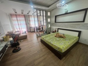 bán nhà đẹp đường phạm hùng, bình chánh. 5x22m. full nội thất cao cấp, giá 15.2 tỷ. sổ hồng đầy đủ