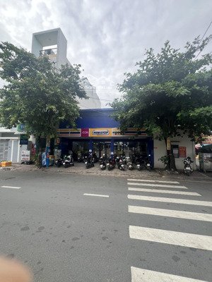 mặt tiền đại lộ 3 đối diện trường kinh tế ngoại thương. ngang 10.5 x25 nở hậu. dòng tiền 400 tr/năm