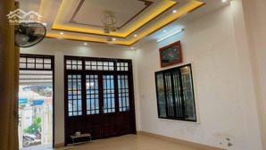 nhà nguyên căn 5m x 26m dt 138m2 cấp 4, 2pn, 2 toilet, máy nước nóng, 1 lầu vào ở liền.