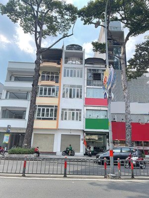 mặt tiền đường 3/2 - sát bên ngã tư sư vạn hạnh