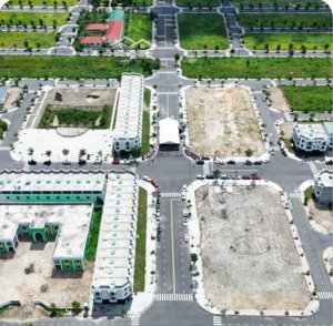 tôi cần ra gấp ô đất 106,8m2 giá 900 triệu, gần công viên và trường học, sổ sẵn.