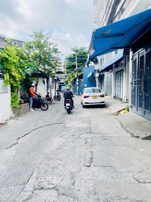 đường xe tải thông - dt: 5x13 (65m2) - ngay âu cơ - nhà đúc 4 tầng - chỉ 8,x ty