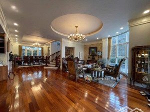 chính chủ bán biệt thự đơn lập dịch vọng - cầu giấy - thang máy - full nội thất - ở ngay 320m2 x 4t