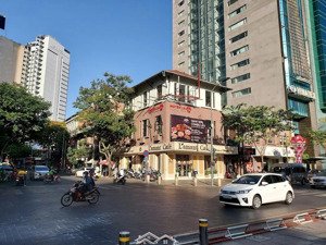 cho thuê nhà góc 2mt nguyễn huệ (phố đi bộ) p. bến nghé, quận 1 - vị trí nhận diện thương hiệu