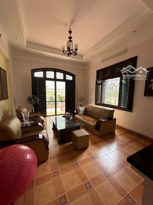 biệt thự sát hồ ô tô đỗ trong nhà sân vườn rộng giá 78 tỷ (đtl758014)