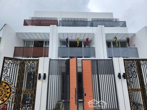 nhà 3tầng mới xây,full nội thất,gần biển nguyễn tất thành