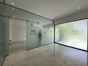 tầng trệt 7x20m ngăn 3 phòng vạn phúc, gần bãi giữ xe, có máy lạnh, hầm xe, lối đi riêng. giá 18 tr