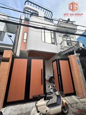 bán nhà đẹp full nội thất cao cấp cách mặt đường huỳnh văn luỹ 20m