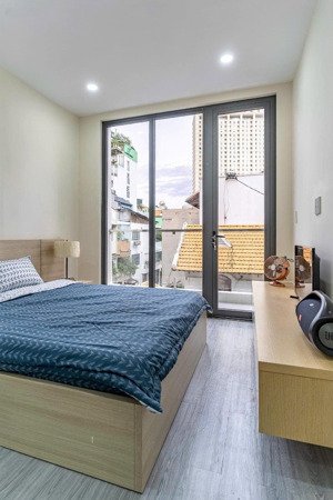 trống sẵn căn hộ 1 phòng ngủ ban công 60m2, ngay chân cầu công lý quận 3