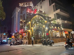 cho thuê nhà căn góc phố nguyễn đình thi view hồ tây cực đẹp,diện tích 400m2 x 3 tầng, mặt tiền 32m