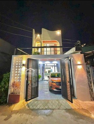 600tr nhận nhà 2 tầng, ngộp bank, có hđ thuê 8tr/th, 4pn, sổ riêng