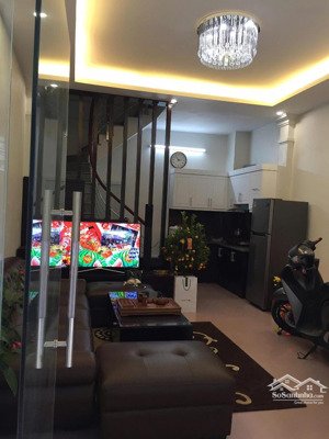 cho thuê nhà nguyên căn 4 tầng full nội thất đức giang, long biên. 35m/ sàn. giá: 9 triệu/ tháng