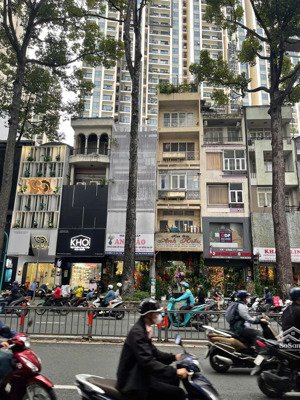 mặt tiền đường 3 tháng 2, p12, quận 10. dt 4,2mx17m, vuông vức, 4 tầng, mặt sau là hà đô.
