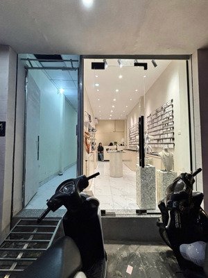 chdv mặt phố đặng văn ngữ đống đa
nhà 5 tầng tum
tổng 9pkk + mbkd