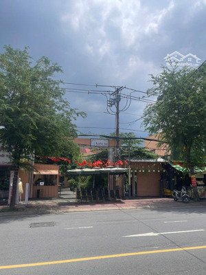 cho thuê 1000m2 nhà mặt tiền làng đại học