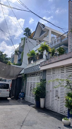 nhà 3 tầng - 121m2 - full nội thất - ngay chợ cầu đồng - dòng tiền 10tr/tháng - giá 6,1 tỷ