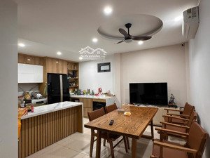 cho thuê nhà riêng 4 tầng, 4 pn, 4 wc tại chu huy mân, long biên, ô tô đỗ trong sân