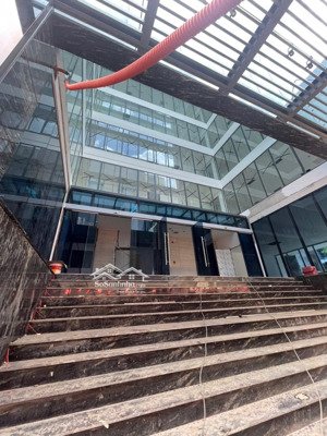 cho thuê tòa nhà tttm quận 1 - ngay cổng metro bến thành dt: 15x35m, 2h, 8 lầu pccc thoát hiểm