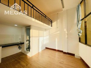 căn hộ có gác 30m2 - gần vòng xoay nguyễn tri phương, ueh - quận 10