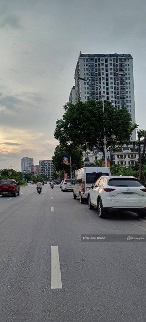 nhà mặt phố ngọc lâm - kinh doanh - vỉa hè.ôtô tránh - ngã tư hồng tiến. 36m - 6t - thang máy.