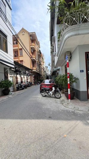 1 nhà ra phố nguyên hồng, phân lô ô tô đỗ cửa, vỉa hè 2 bên, dt 59m2*5t, 21 tỷ