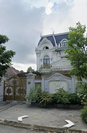 biệt thự cổ điển cao cấp view hồ , công viên .
