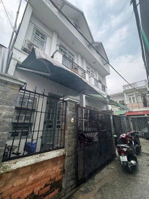 nhà chính chủ gủi cần bán gấp thuộc phường đông hưng thuận q12 dt: 4,5 x 17m đúc 2 tấm